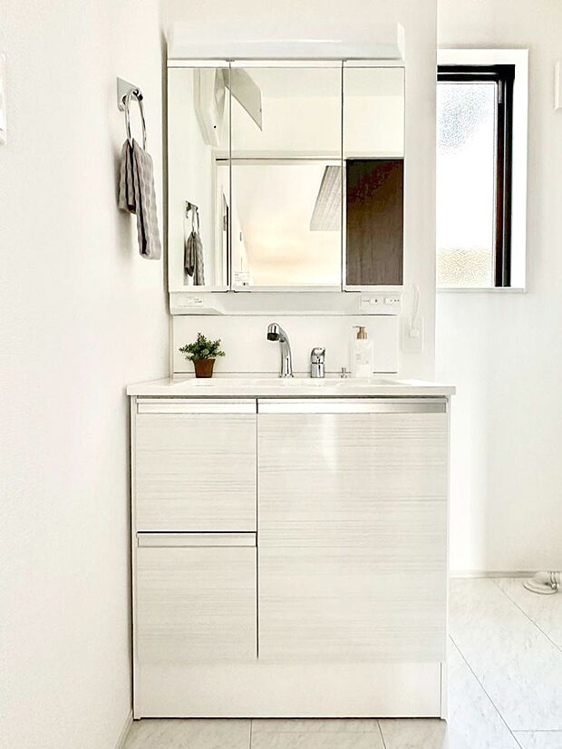 大きく見やすい三面鏡で清潔感ある洗面台は、身だしなみチェックや肌のお手入れにおすすめです。 