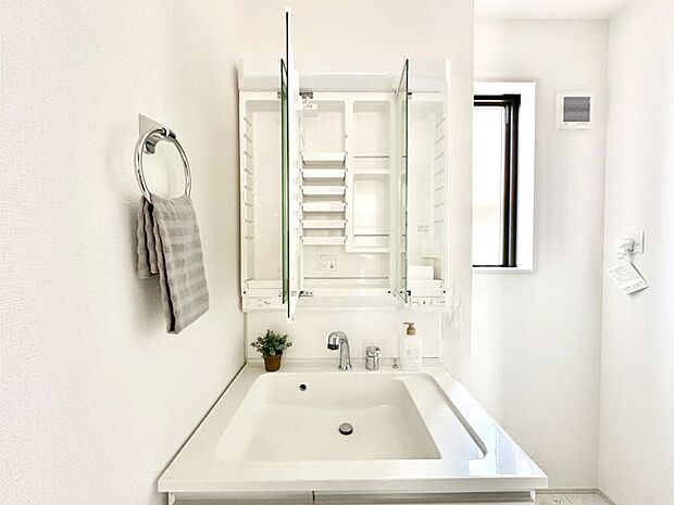 三面鏡の裏に、化粧品や衛生用品などを収納可能。洗面台をすっきりと保ちます！