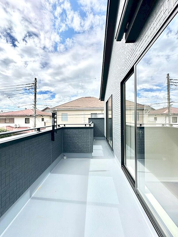 南向きのバルコニー！ご家族の洗濯物はもちろん、お布団もたっぷり干せます！