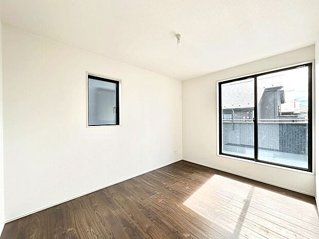 明るいバルコニーサイドに洋室を設置。目覚めの良い寝室に。 