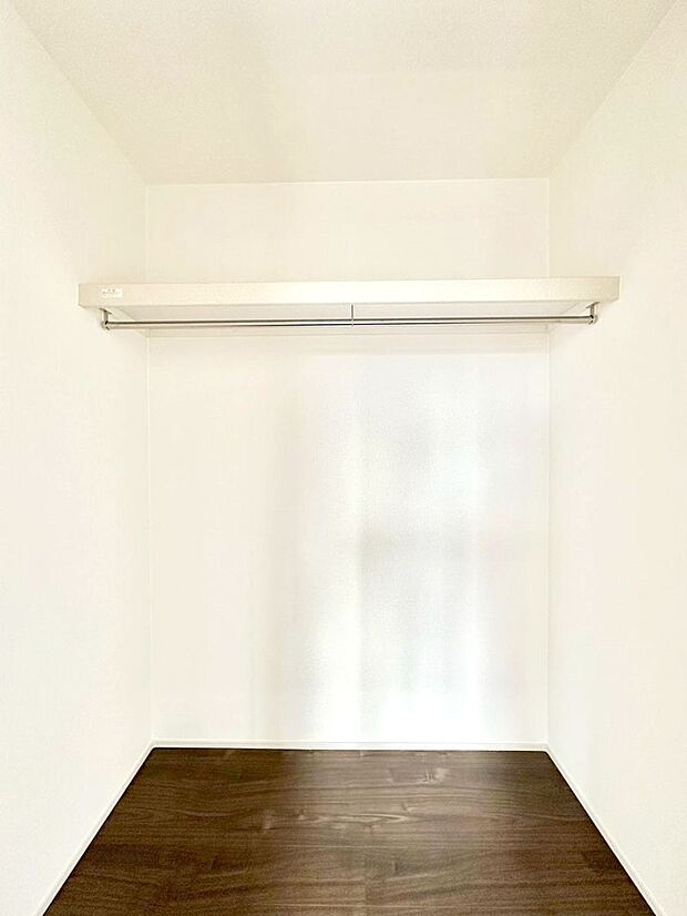 ウォークインクローゼット付きで生活空間を広く利用できます。