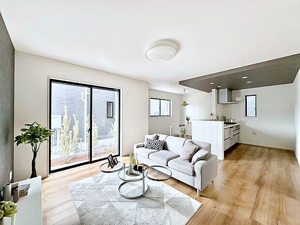 日当たりのいいリビングでゆったりとしたティータイムを！ お気に入りのグリーンを飾れば更に心地よさがアップ！