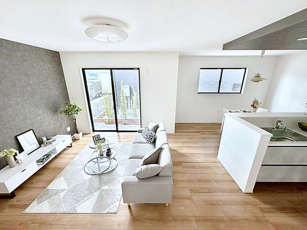 大きな窓からたっぷりの陽光と風を感じられるリビング