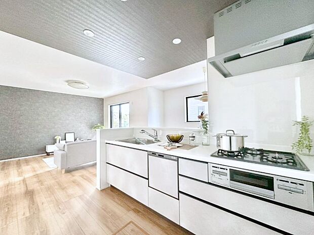 カウンター越しに楽しいおしゃべり。いつものお料理がもっと美味しくなりそうですね。 