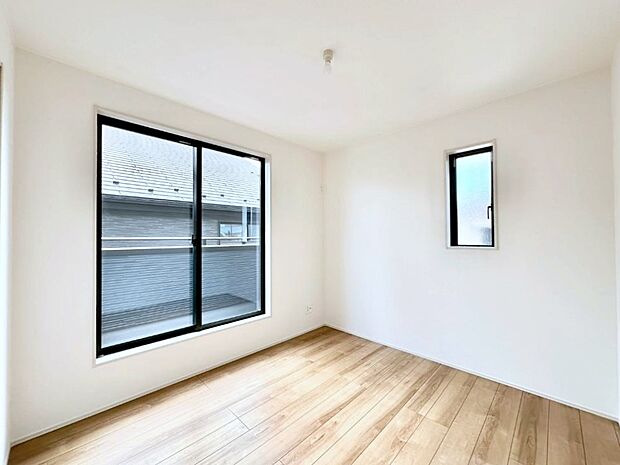 明るいバルコニーサイドに洋室を設置。目覚めの良い寝室に。 