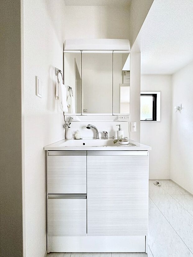 大きく見やすい三面鏡で清潔感ある洗面台は、身だしなみチェックや肌のお手入れにおすすめです。 