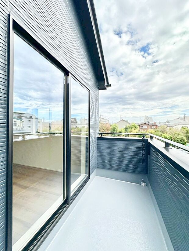 暖かな陽光が降り注ぐバルコニーはお洗濯におすすめ。爽やかな風も心地よいです。 