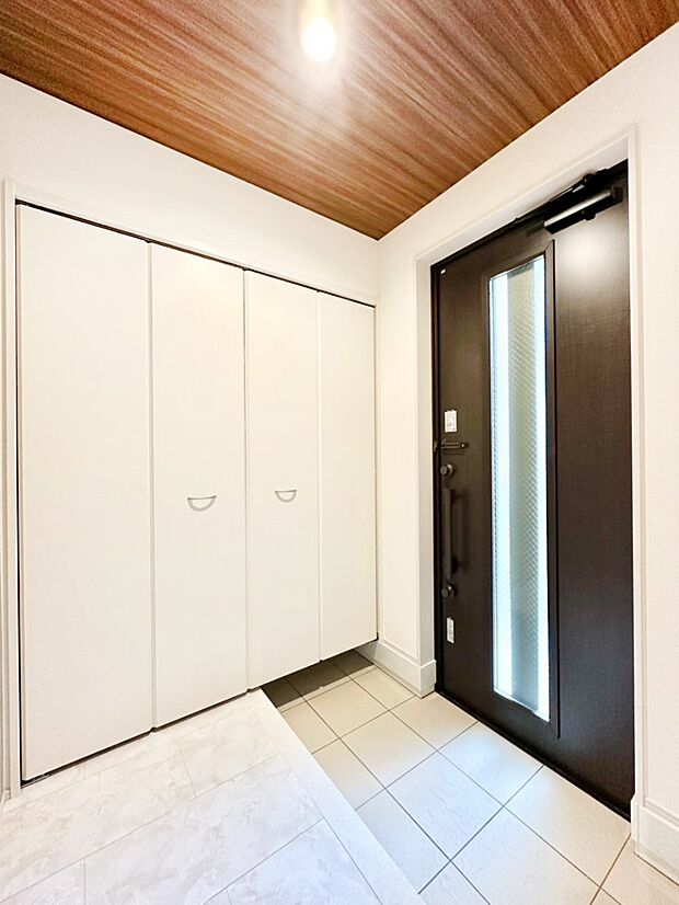 明るい陽光が入り込む玄関。ご家族の靴もスッキリ収納できる玄関収納付き!