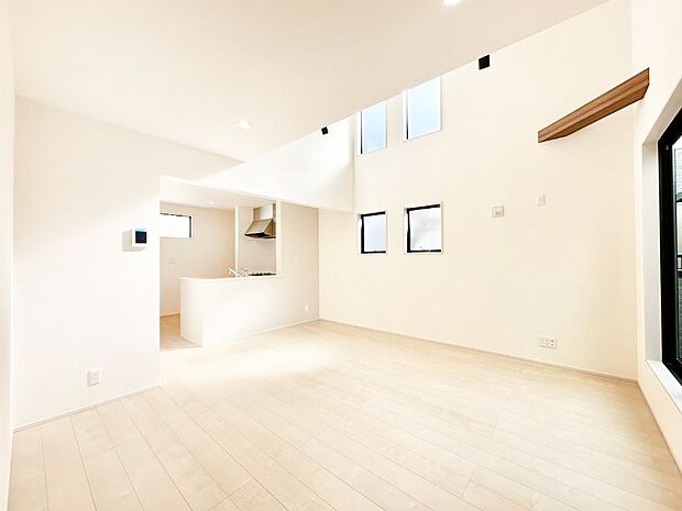 自然光が取り込まれ、家族団らんの場所を明るく演出