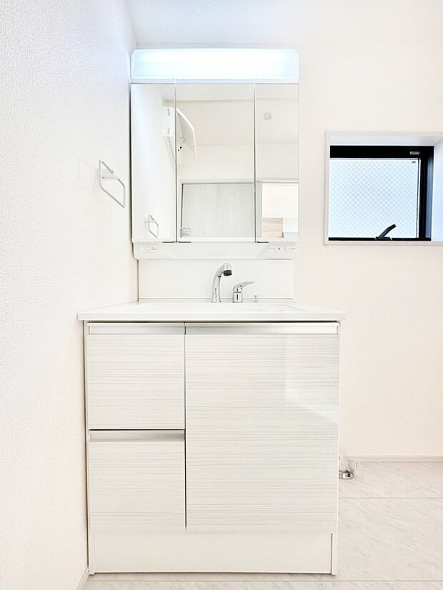 スタイリングに便利な三面鏡、ミラーキャビネットで細かい物スッキリ