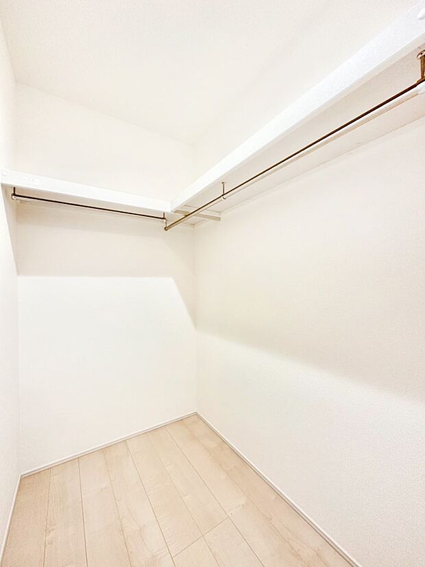 ウォークインクローゼットの活用で生活空間スッキリ