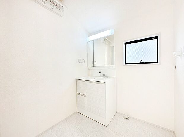 清潔感ある洗面化粧室で朝の身支度も快適