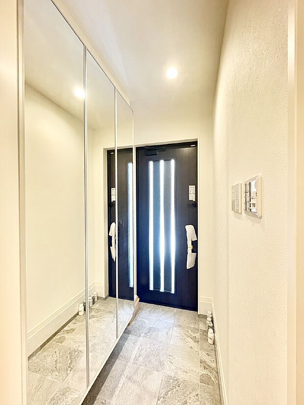 天井までのミラーが空間に広がりを感じさせてくれます  