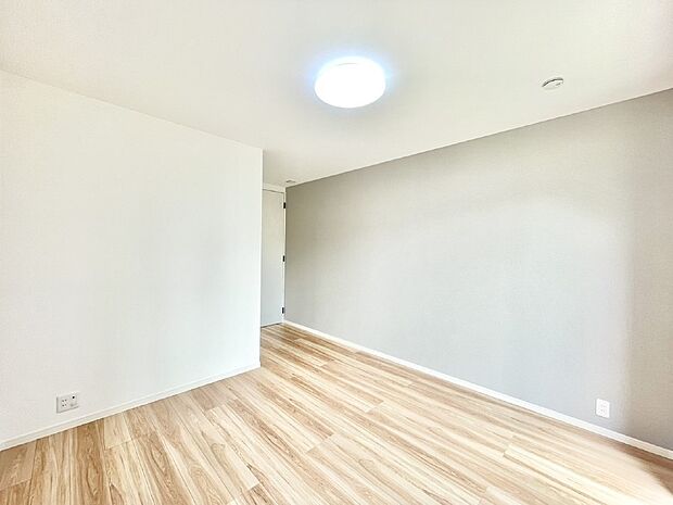 やさしい光がさしこむ居室はしっかり収納付き