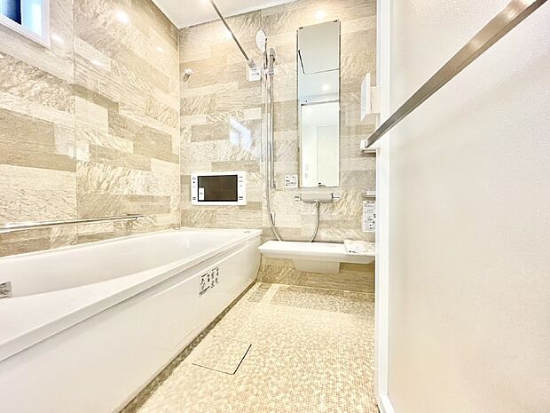 一日の疲れを癒してくれる明るい清潔感のあるバスルーム