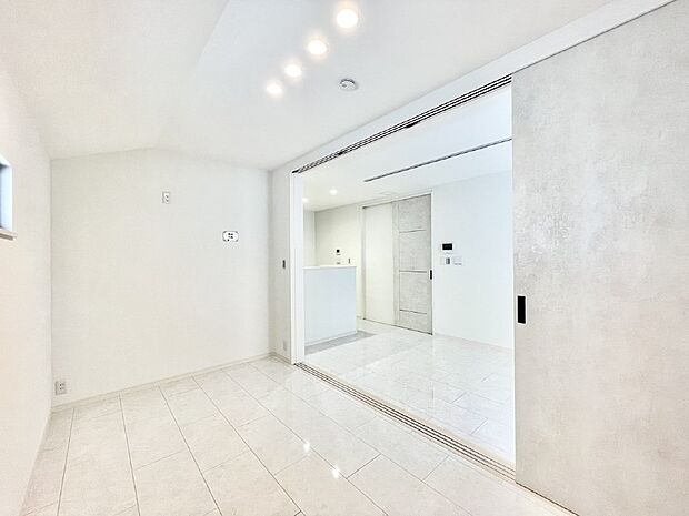 リビング隣接の洋室は個室としても利用できます