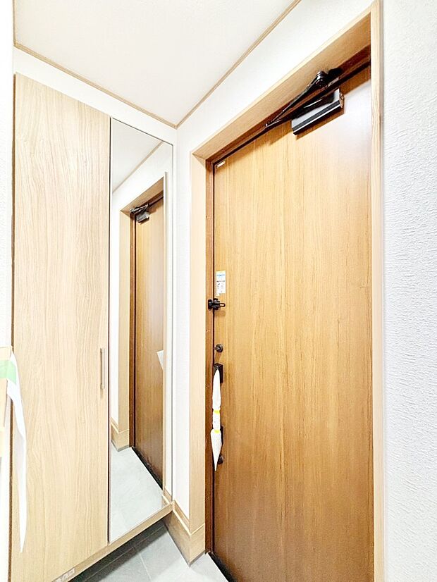 ミラー付きシューズボックスはお出かけ前の身だしなみチェックに便利