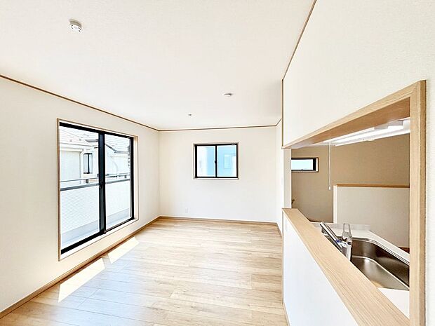 明るい陽光が注ぎ、寛ぎの雰囲気に満たされるリビングダイニング