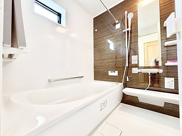 落ち着いた色合いの壁面、ゆっくりゆったり寛げるバスルーム。