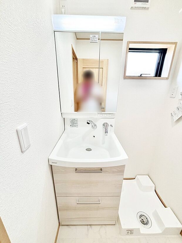 スタイリングに便利な三面鏡、ミラーキャビネットで細かい物スッキリ