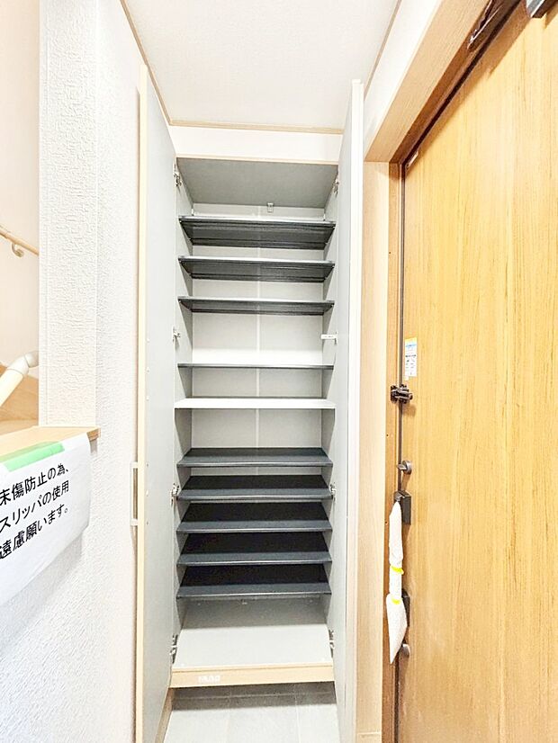 散らかりがちな玄関もスッキリ!ご家族の靴もたっぷり収納できる玄関収納付き!