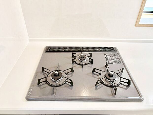 ガスコンロはSiセンサー搭載。火力調節や焦げ付き・消し忘れも防いでくれます。