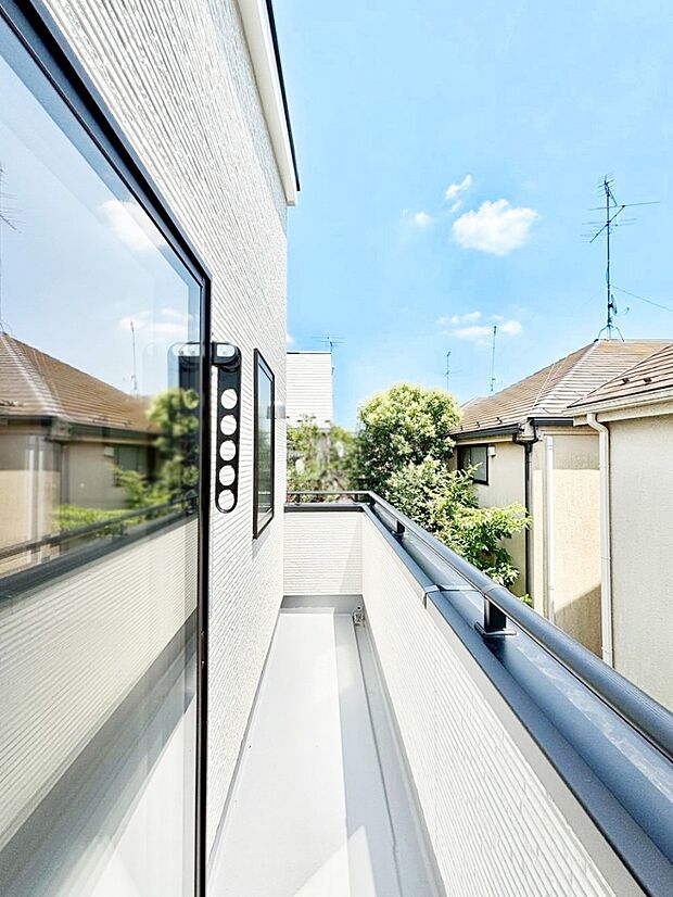 2部屋にまたがる広いバルコニー。晴れた日には洗濯物も気持ちよく干せそうですね。