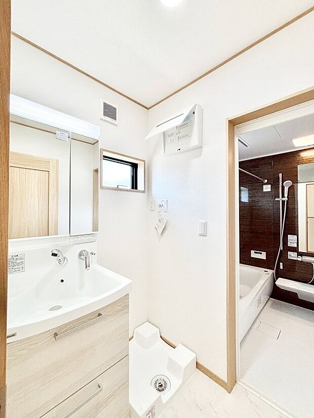 ゆとりの洗面スペースで朝の身支度もスムーズに