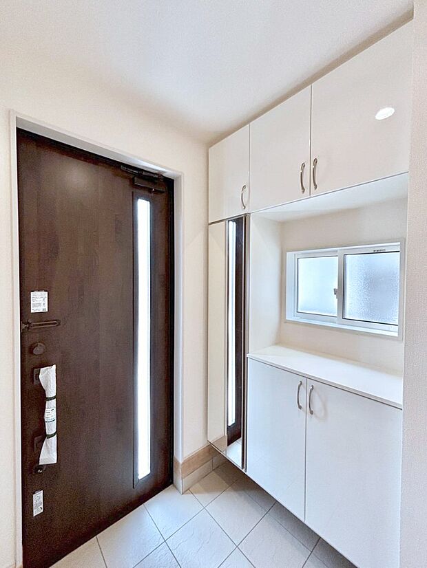 飾り棚を利用して、お越しいただくお客様をおもてなしできます。