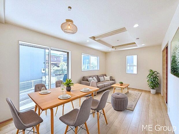 ご家族の賑やかな話し声で包まれる明るいリビング  ※家具はCGです