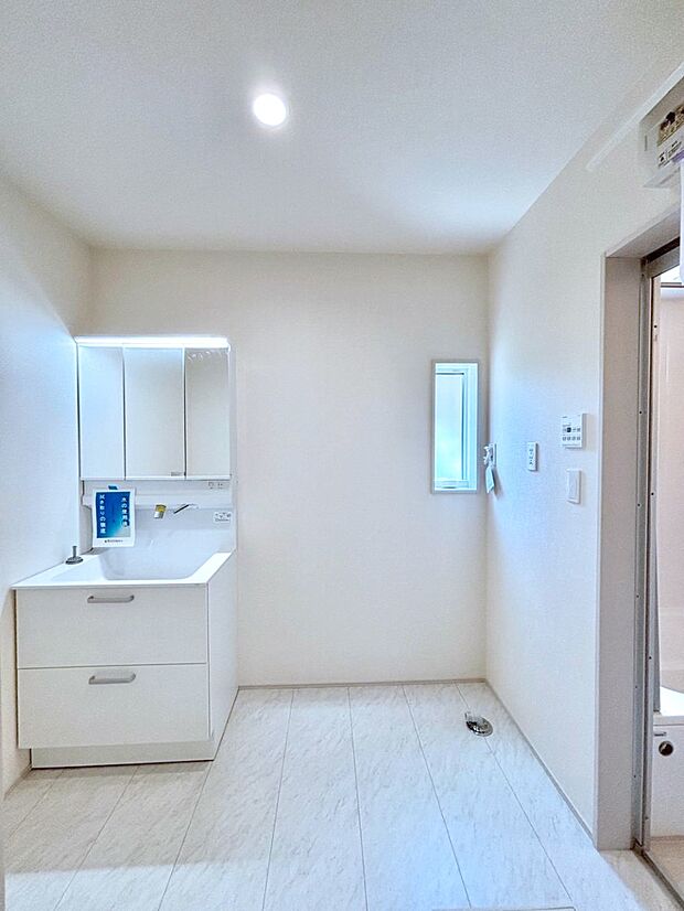 小窓がついているので湿気の多い場所でも換気が十分行えます。毎日の身支度を気持ち良く！