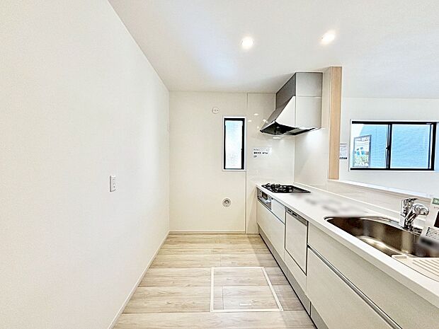 爽やかな風が通り抜けるキッチン。窓があるので明るく換気にも役立ちます。