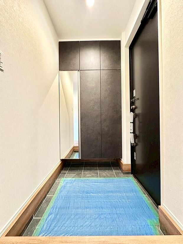 ミラー付きシューズボックスはお出かけ前の身だしなみチェックに便利