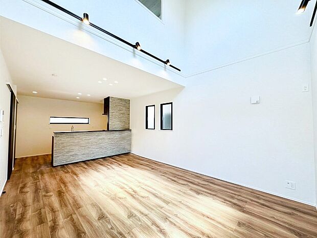 アクセントクロスがお洒落なリビング。家族でのんびりくつろげる広々スペース。