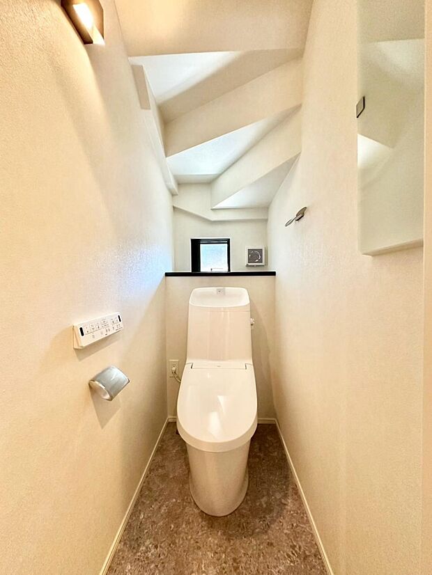 換気用小窓があり、明るく清潔な空間です。 