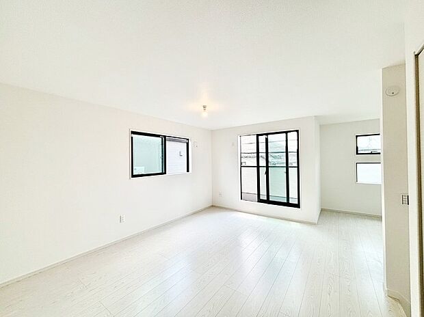 大きな窓からたっぷりの陽光と風を感じられるリビング