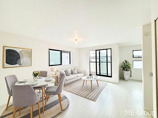 ご家族の賑やかな話し声で包まれる明るいリビング ※家具はCGです