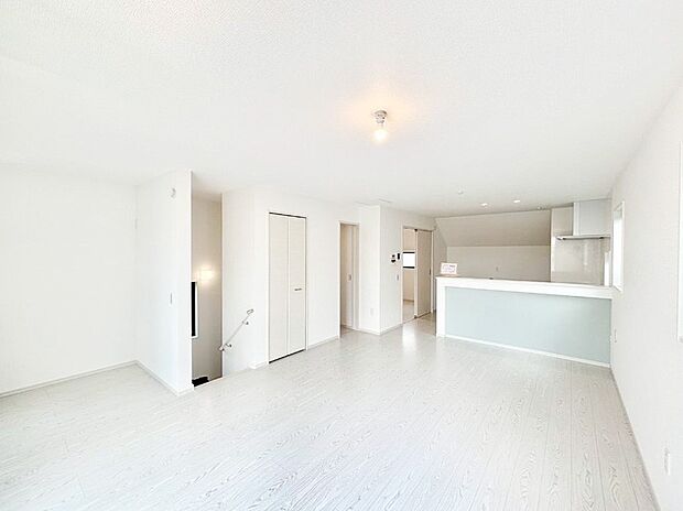 明るい陽光が注ぎ、寛ぎの雰囲気に満たされるリビング・ダイニング。