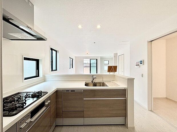 L字型だと料理するスペースも広々と使えます。コンパクトに動けてお料理ラクラク。