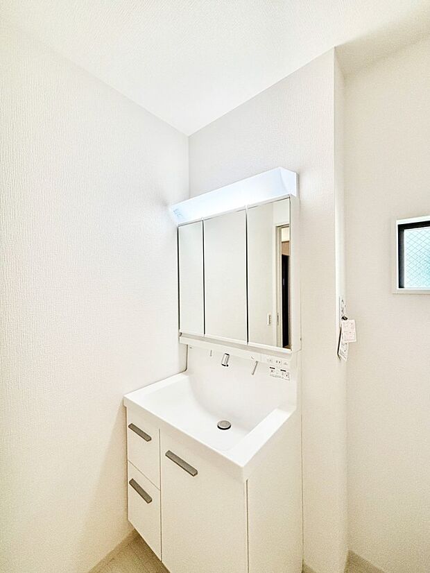 明るい洗面所は毎朝の身支度も楽しくできちゃいそうです。