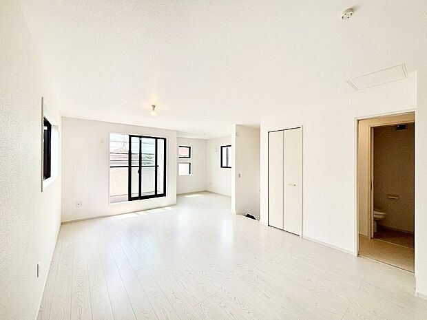 家族の笑顔が自然と生まれてくる、そんな雰囲気のダイニングに仕上がっています。