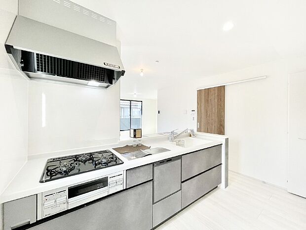 リビングで遊ぶお子様を見守りながらお料理ができる対面キッチン。  