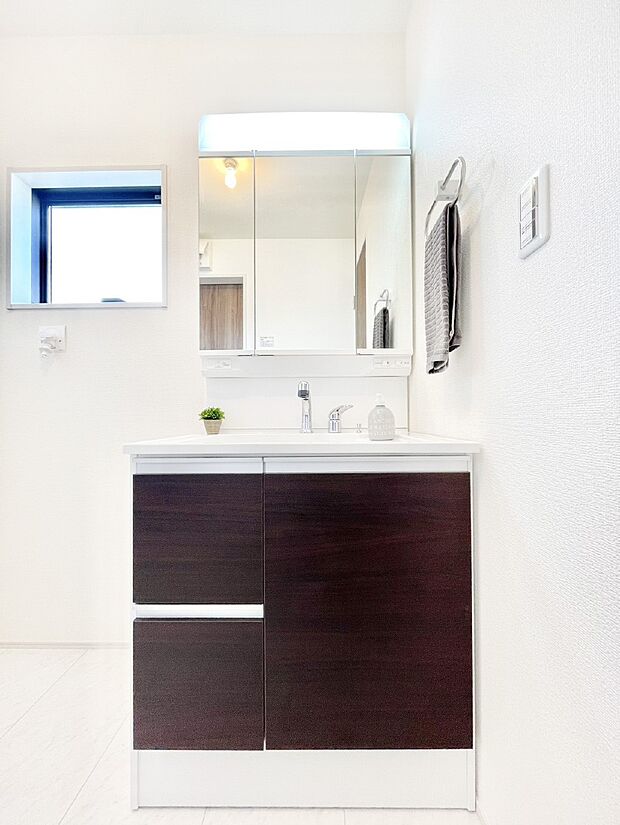 収納力と機能性に優れた洗面化粧台