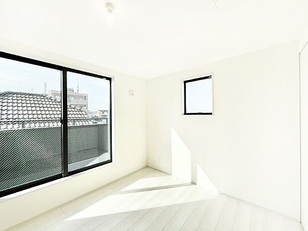 バルコニーが開放感をプラスしてくれる洋室