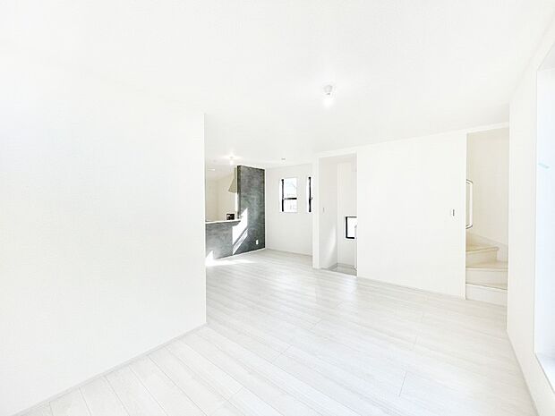 明るい陽光が注ぎ、寛ぎの雰囲気に満たされるダイニング。