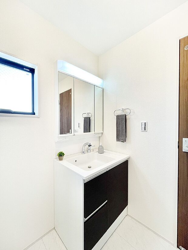 明るい洗面所は毎朝の身支度も楽しくできちゃいそうです。    