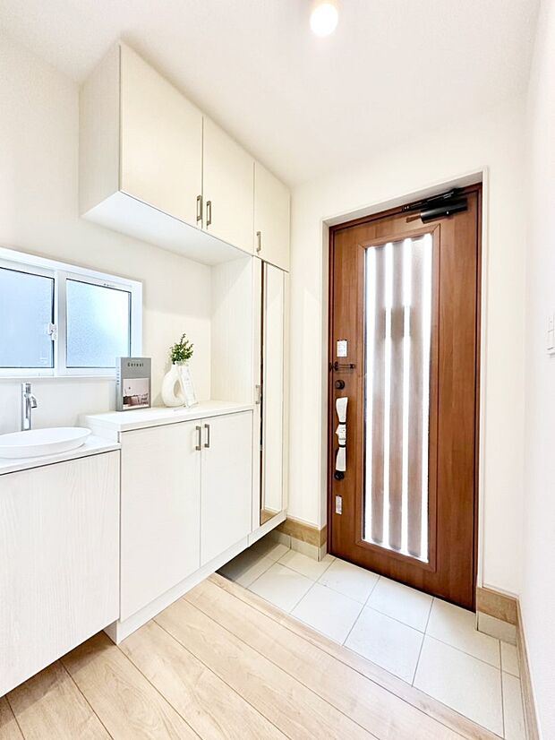 下駄箱はご家族の写真や季節のインテリアで飾り棚として演出できます