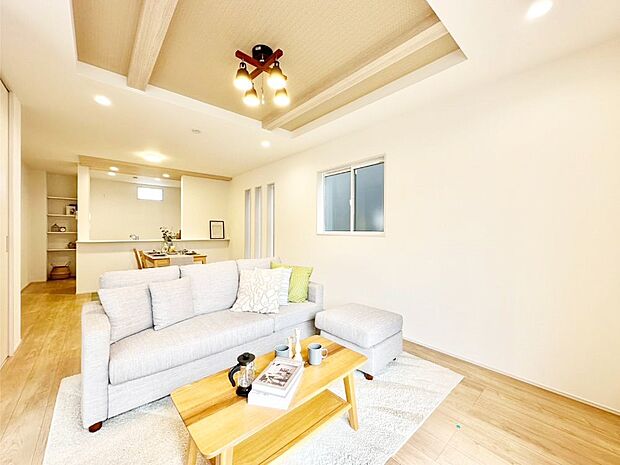 ご家族の賑やかな話し声で包まれる明るいリビング