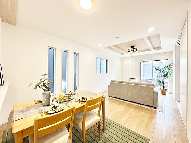 大きな窓からたっぷりの陽光と風を感じられるリビング