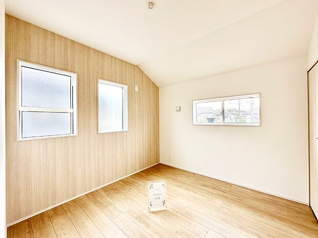 窓からのやさしい光が心地よいプライベートルーム